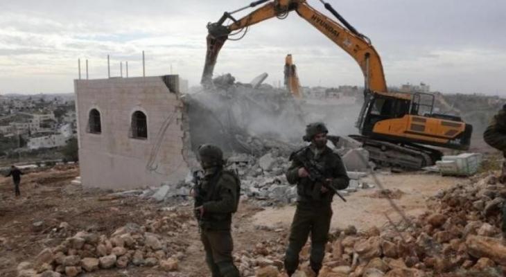 العدو الصهيوني يأمر بهدم ومصادرة منزل أسير فلسطيني من الخليل