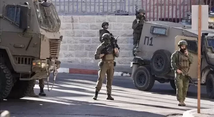 العدو الإسرائيلي يعتقل 10 فلسطينيين من الضفة الغربية والقدس