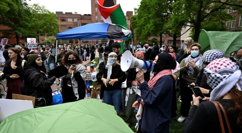 "فايننشال تايمز": احتجاجات الجامعات أصبحت عبئاً سياسياً على جو بايدن والديمقراطيين