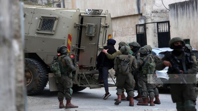 العدو الإسرائيلي يعتقل 12 فلسطينيا بينهم طفل في مناطق متفرقة من الضفة