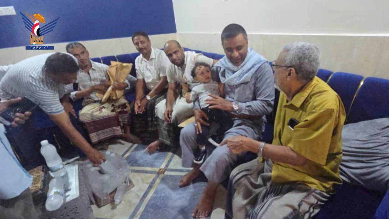 قيادة مؤسسة موانئ البحر الأحمر تزور أسر شهدائها بالحديدة