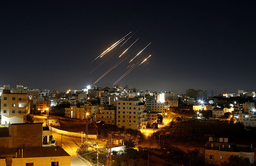 اعلام العدو: إصابة منزل وزير "إسرائيلي" سابق بصاروخ إيراني