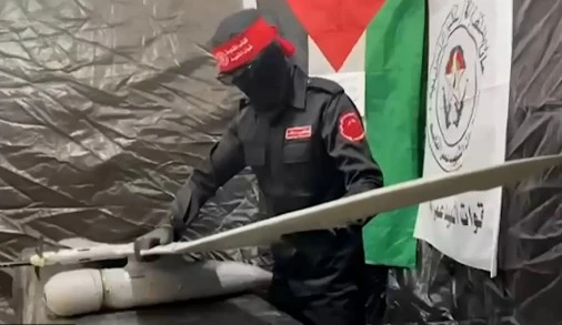 قوات "القاسم" تعرض مشاهداً لاستيلائها على طائرتين مسيّرتين صهيونيتين بمدينة غزة