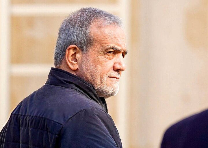 الرئيس الإيراني يشارك في التجمع الشعبي المندد بالعدوان الأمريكي بطهران