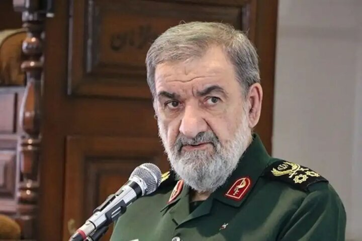 رضائي: إيران لن تسمح بأي تغيير في وضع مضيق هرمز