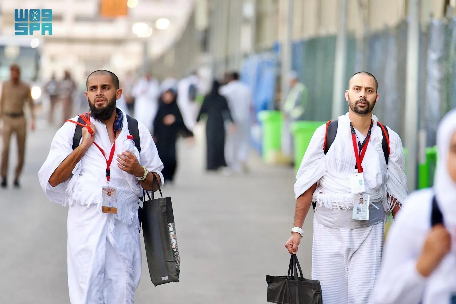 حُجاج بيت الله الحرام يتوافدون إلى مشعر منى لقضاء يوم التروية