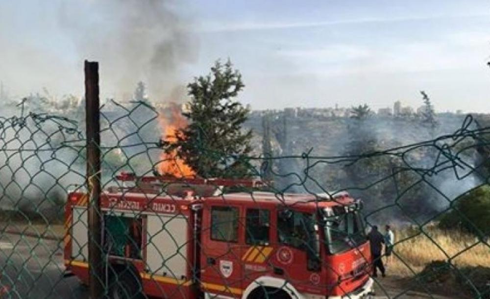  العدو الصهيوني يمنع الدفاع المدني الفلسطيني من إخماد حريق في نحالين
