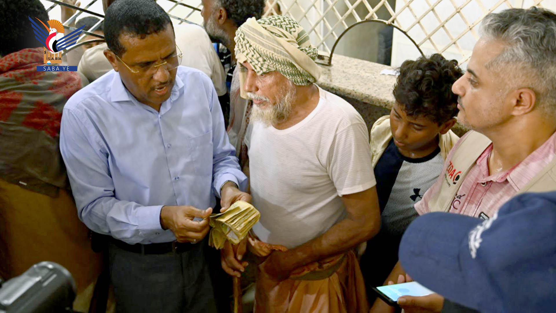 تدشين المرحلة الأولى من توزيع مساعدات نقدية للمتضررين من السيول في عبس تدشين المرحلة الأولى من توزيع مساعدات نقدية للمتضررين من السيول في عبس