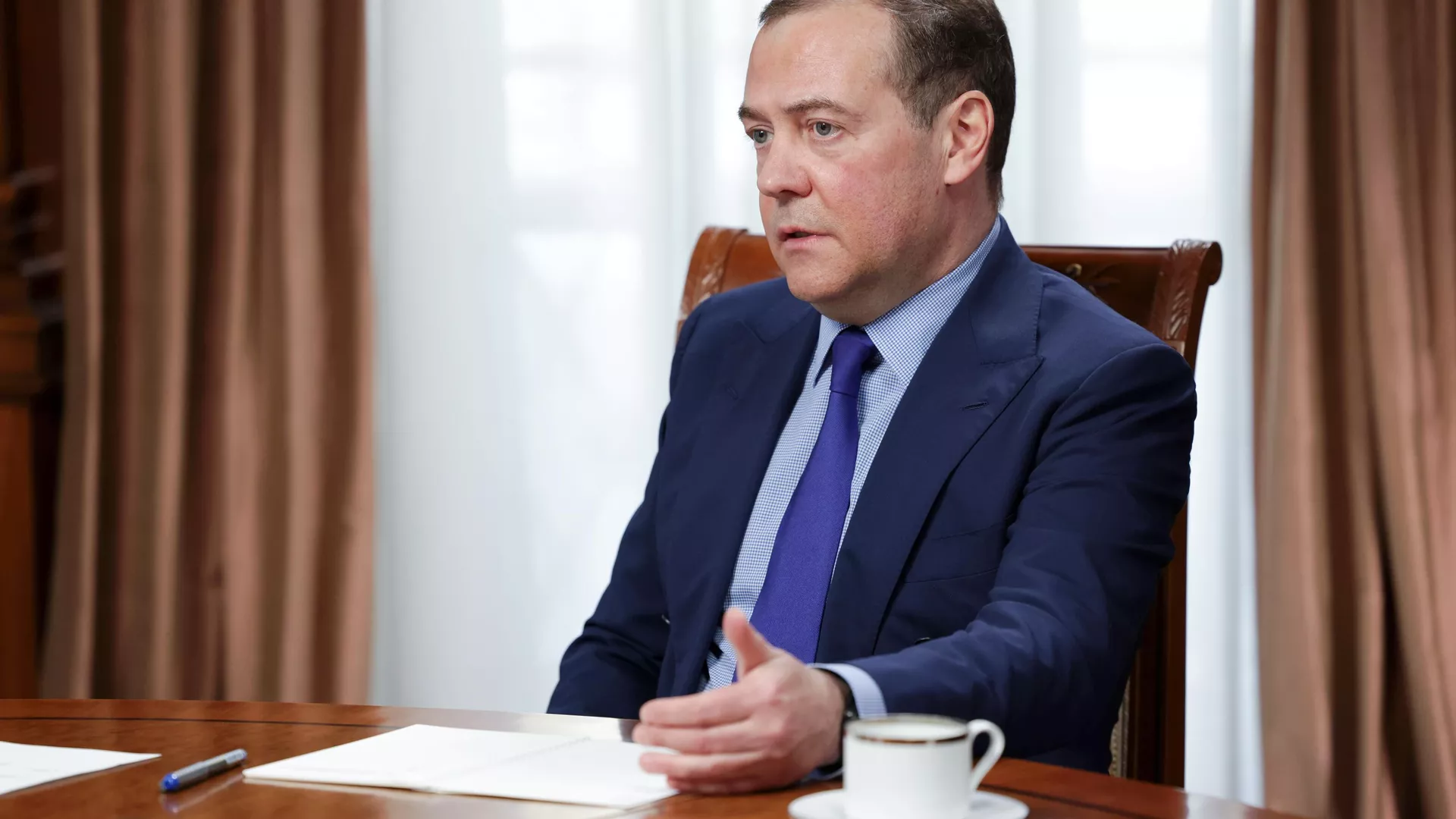 ميدفيديف: يتعين على شولتس الركوع على ركبتيه وطلب المغفرة من الأوكرانيين لحكمه عليهم بالإبادة