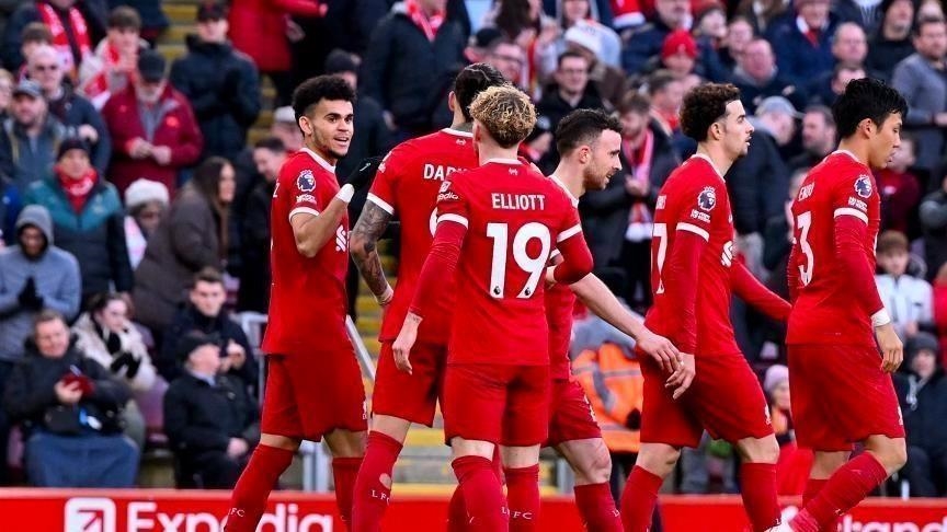 ليفربول يهزم إيفرتون ويواصل تصدره الدوري الإنجليزي