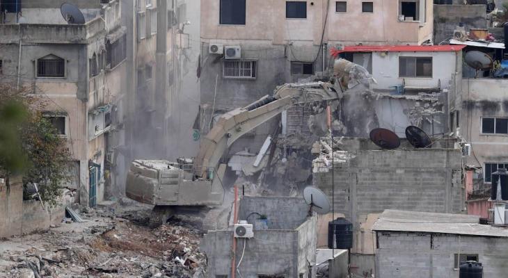 العدو الصهيوني يجبر مقدسيا على هدم منزله بسلوان ويخطر بهدم تسعة آخرى جنوب بيت لحم