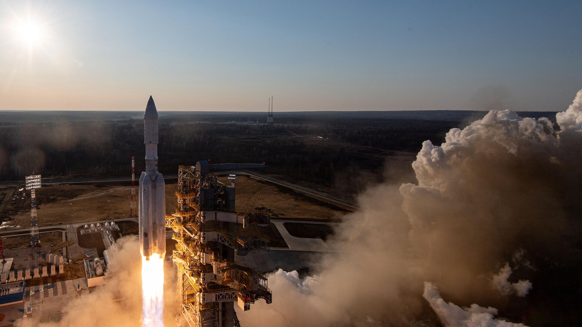 روسيا تطلق صاروخ "أنغارا أيه - 5" بنجاح من قاعدة "بليسيتسك" الفضائية