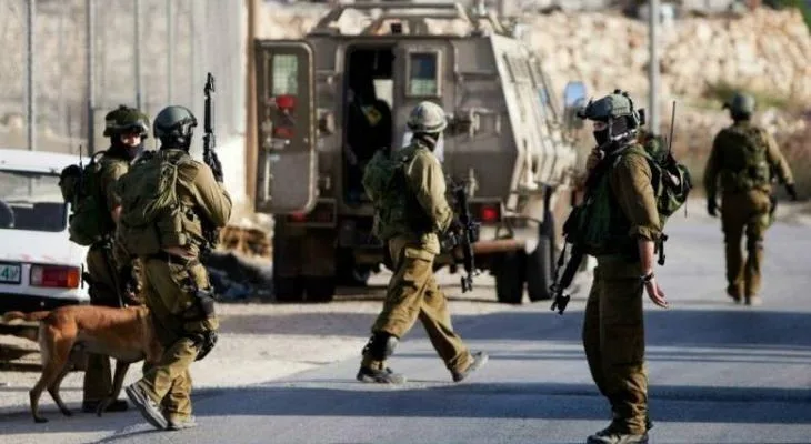 العدو الإسرائيلي يقتحم بلدتي صيدا وعلار شمال طولكرم ويداهم منزلا في منطقة جبل النواورة شرق بيت لحم
