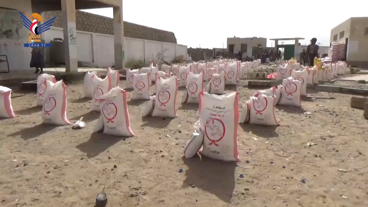 تدشين توزيع سلال غذائية للأسر الفقيرة بمأرب