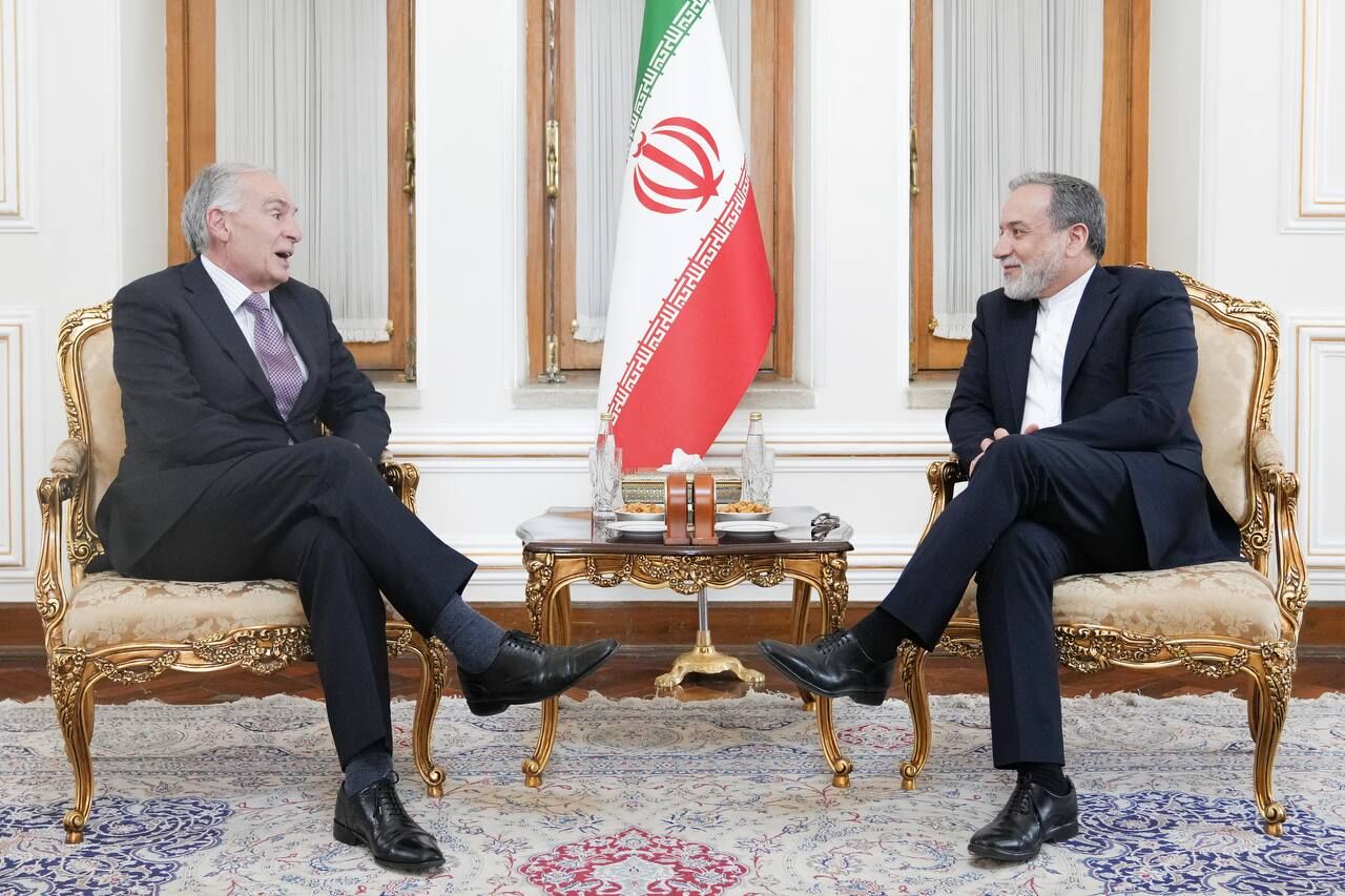 ممثل الأمم المتحدة لشؤون لبنان يبحث مع وزير الخارجية الإيراني تطورات الأوضاع الإقليمية