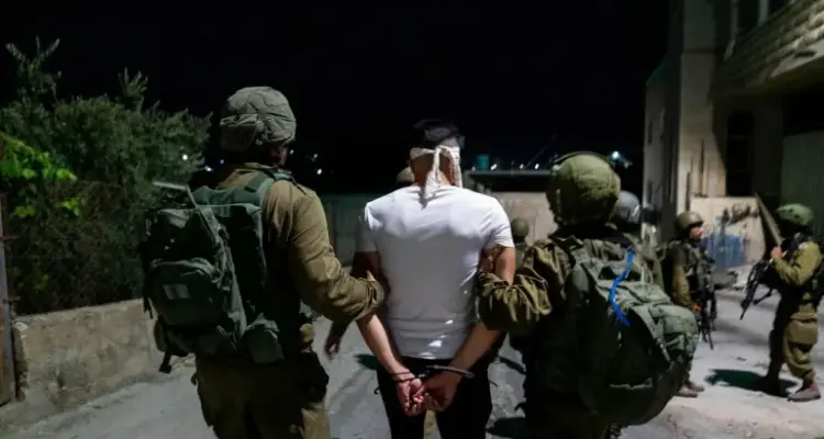 العدو الإسرائيلي يعتقل 28 فلسطينيا بينهم أفراد عائلات شهداء في الضفة الغربية