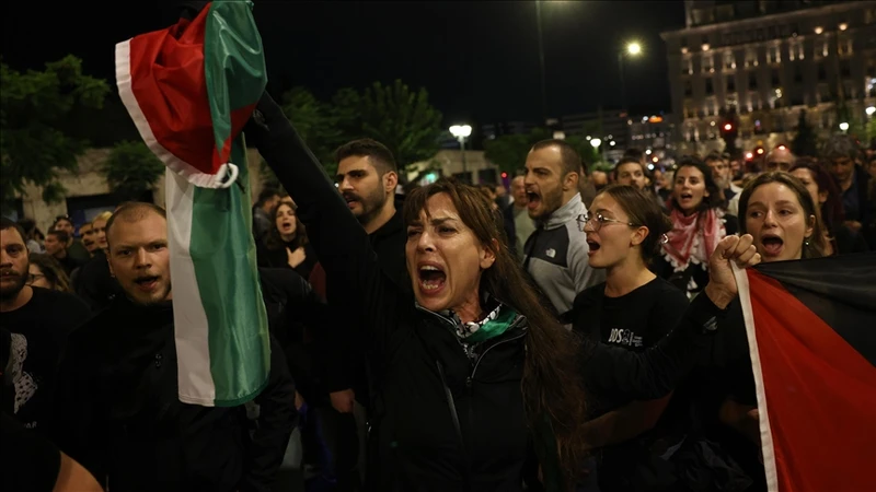 عمال ميناء في اليونان يقررون الإضراب تنديداً بهجوم "إسرائيل" على أسطول الصمود