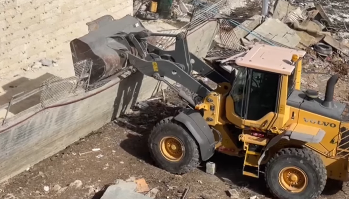 العدو الإسرائيلي ينفذ عمليات هدم وتجريف في بلدة عناتا شمال شرق القدس