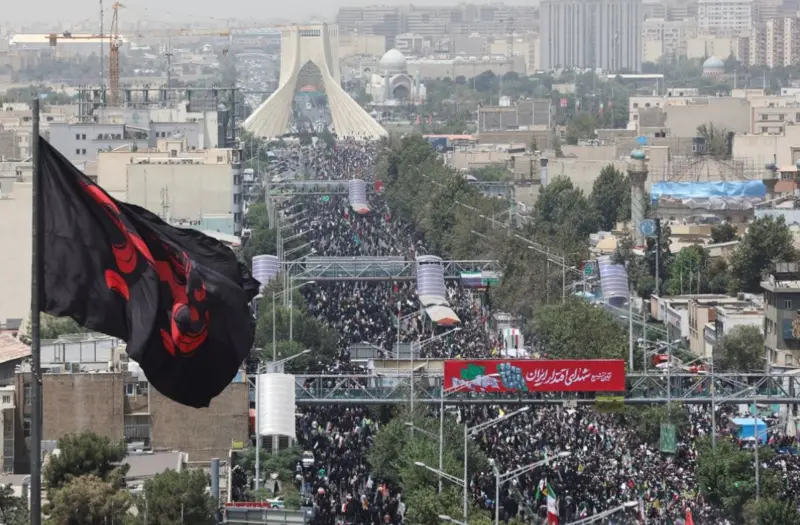 استشهاد 49 شخصًا في هجمات إسرائيلية على أذربيجان الغربية وتشييع 30 شهيدًا من شهداء الحرب في أصفهان