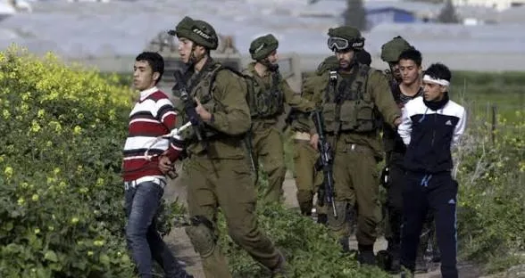 العدو الإسرائيلي يعتقل 18 فلسطينيا بينهم أسرى محررون في حملة اعتقالات واسعة بالضفة 