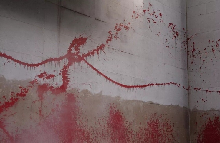 نشطاء مؤيدون لفلسطين يرشقون مقر "بي بي سي" بالطلاء الأحمر ويتهموها بالتواطؤ مع الكيان الصهيوني