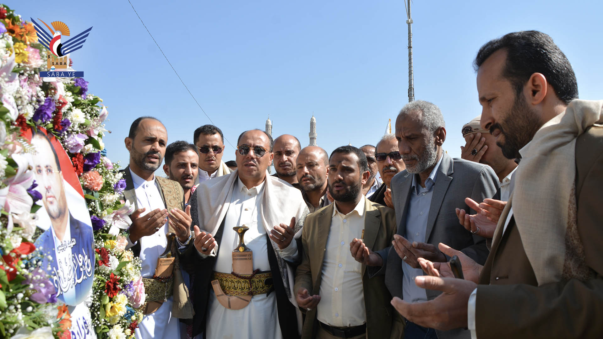 قيادات وزارة الإعلام ومؤسساتها تزور أضرحة الشهداء الصماد والرهوي والغماري