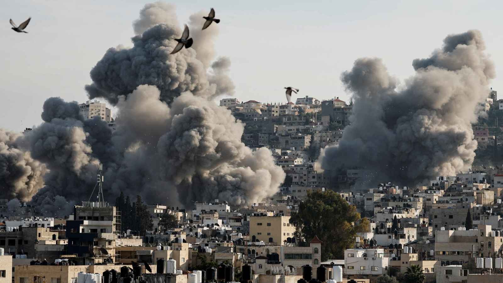 العدو يفجر منزل الشهيد مجاهد منصور بقرية دير بزيع