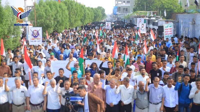 مسيرة لمنتسبي جامعة الحديدة والجامعات الأهلية والمعاهد المهنية بالحديدة دعمًا لغزة