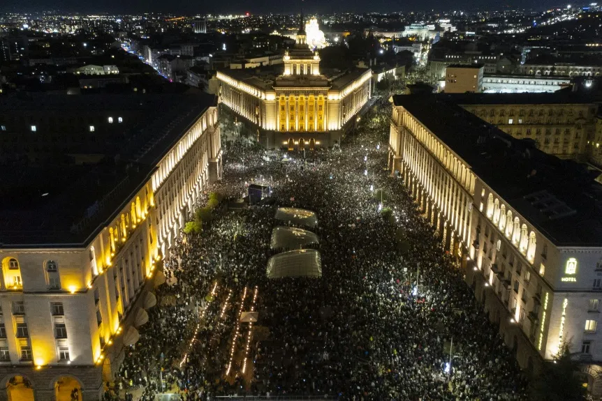 الرئيس البلغاري يدعو الحكومة إلى الاستقالة بعد احتجاجات واسعة