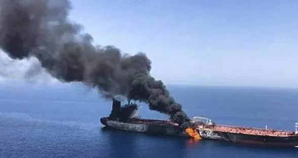 العدو الأمريكي يستهدف ناقلة نفط إيرانية قرب جزيرة "خارك"