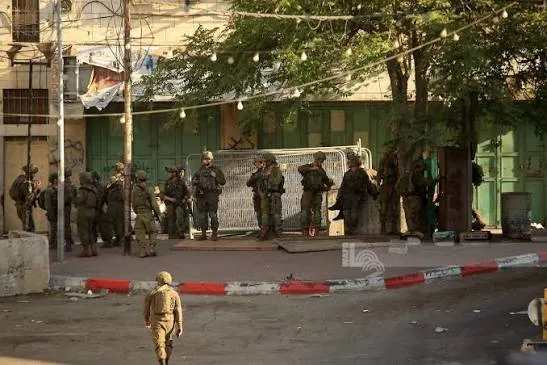 قوات العدو الإسرائيلي تقتحم بيت فجار وتعتقل فلسطينيا من مدينة الخليل