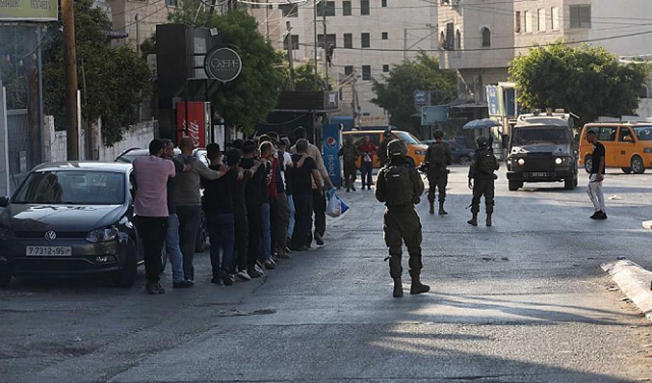 اعتقالات واعتداءات للمستوطنين بالضفة تحت حماية  العدو الصهيوني 