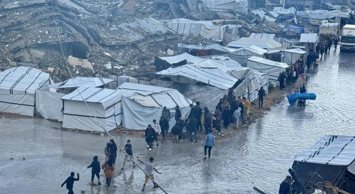   منخفض جوي يغرق آلاف الخيام في غزة والدفاع المدني يطالب بتدخل عاجل وإدخال بيوت متنقلة