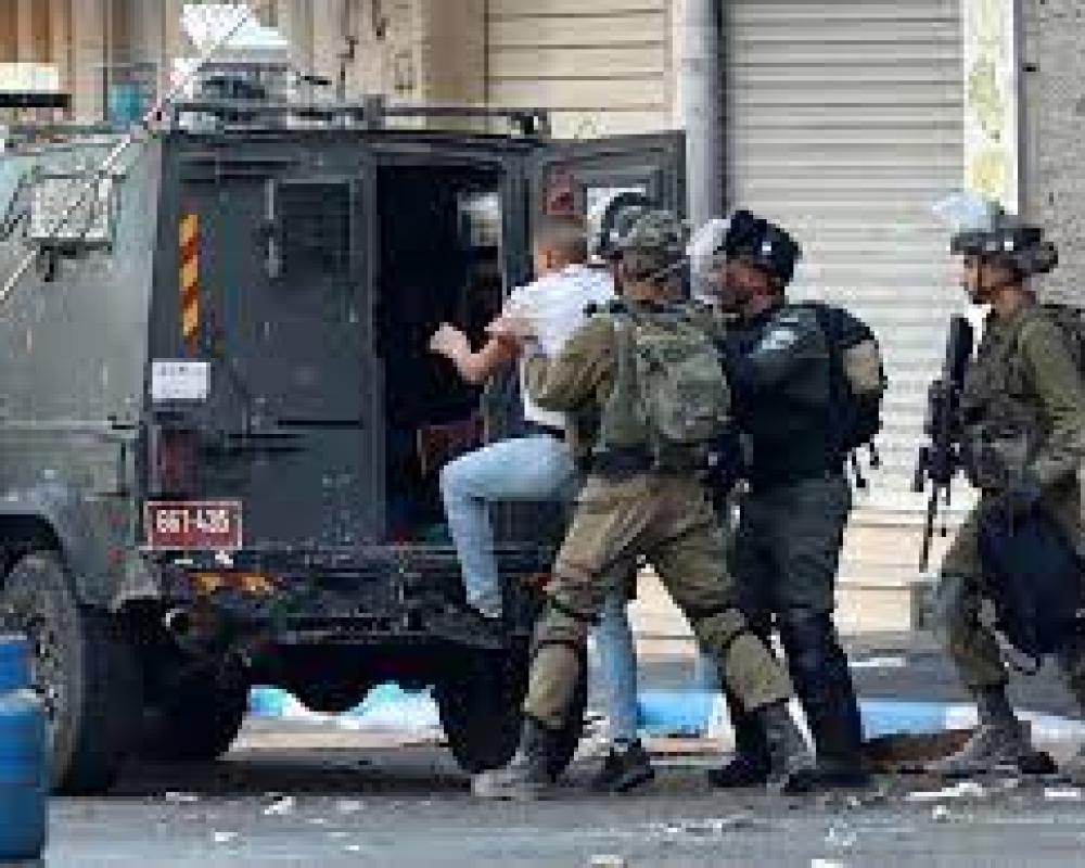 العدو الإسرائيلي يعتقل 7 فلسطينيين من نابلس.. ويغلق حاجز بيت فوريك العسكري