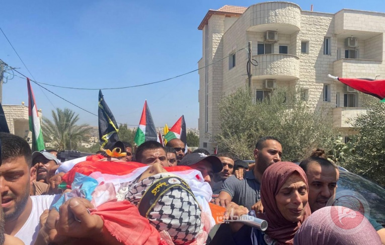 الفلسطينيون يشيعون جثمان الشهيد الطفل أبو الهيجا في بلدة اليامون 