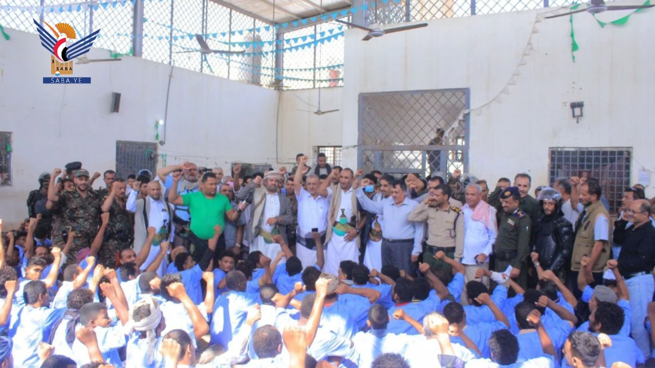 لجنة معالجة قضايا السجون تفرج عن 108 سجناء من الحديدة بمناسبة جمعة رجب