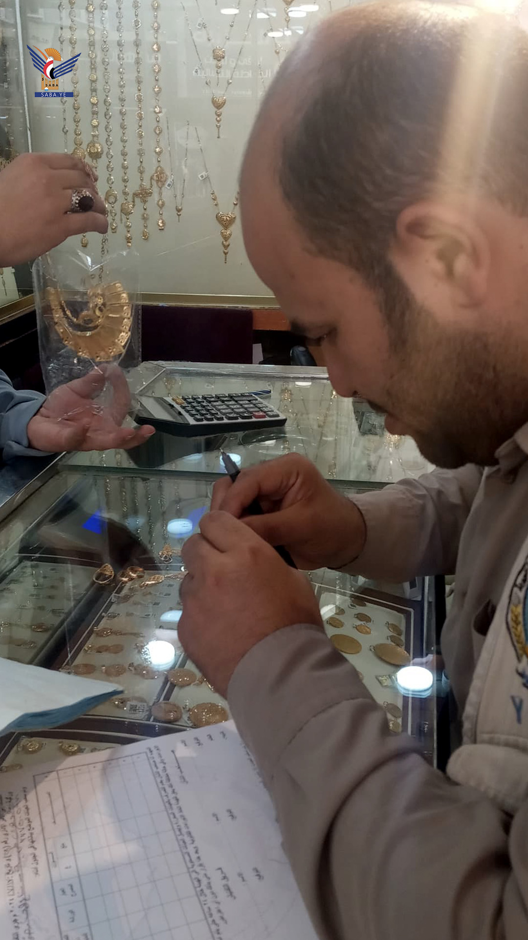  المواصفات تنفيذ حملة رقابية على محلات الذهب وورش الصاغة في ذمار 
