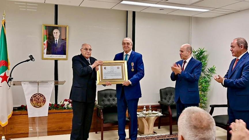 الجزائر تمنح مندوبها بمجلس الأمن الدولي أعلى وسام لتفانيه بقضية فلسطين
