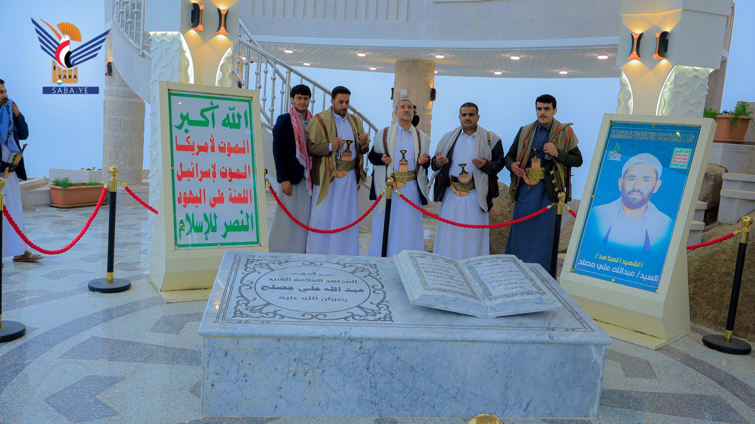 قيادة وزارة الشباب والرياضة تزور ضريح الشهيد القائد