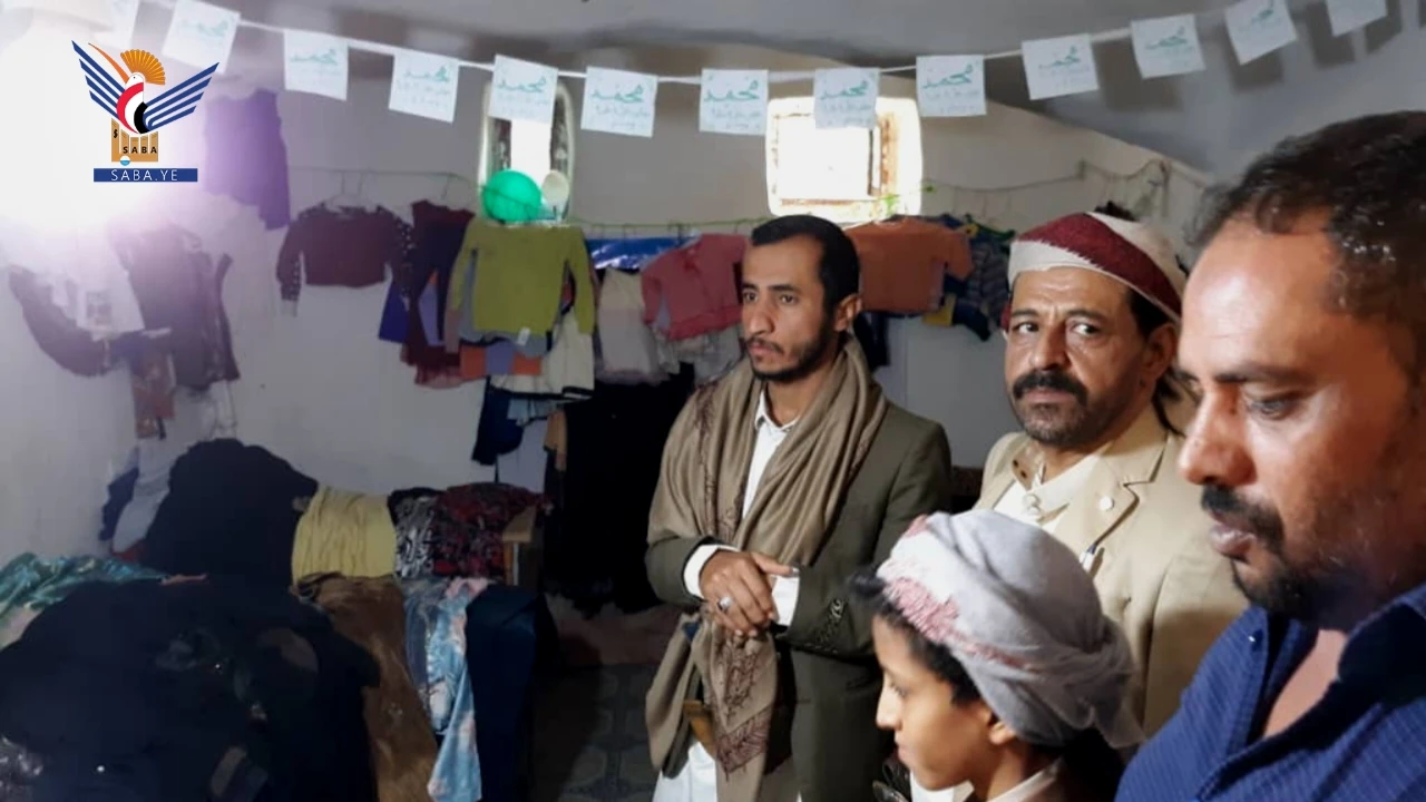 توزيع ملابس للفقراء والمحتاجين بمنطقة بير زيد في مديرية بني الحارث