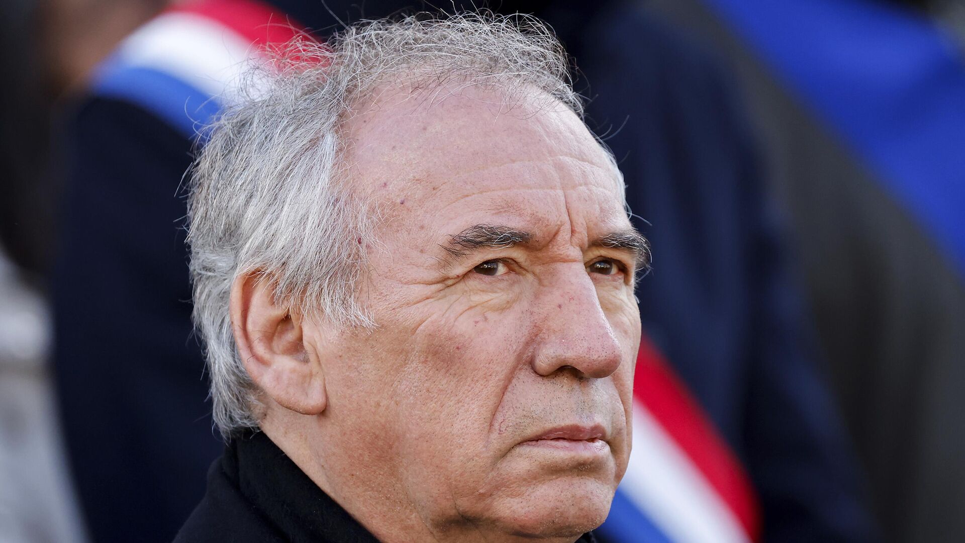 استطلاع: أكثر من نصف الفرنسيين يريدون استقالة رئيس الوزراء بعد طرحه مشروع موازنة تقشفية