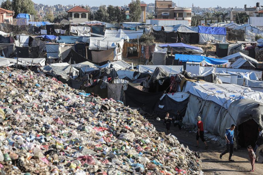 من تحت الركام إلى جوار القمامة.. نازحو غزة يبحثون عن حياة