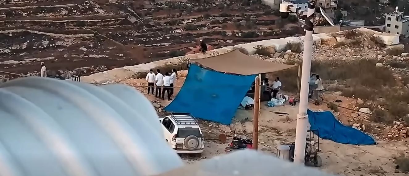 مستوطنون إرهابيون يحرقون أراضي زراعية في قرية جلجليا ويواصلون حصار منزل في بلدة قصرة