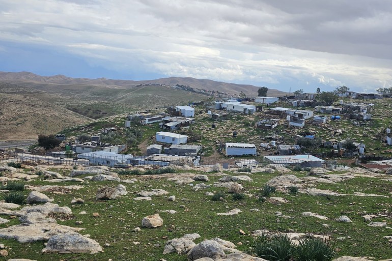 منظمة بدوية تطلق نداء استغاثة بعد إجبار مستوطنين عائلات فلسطينية على الرحيل من مساكنها