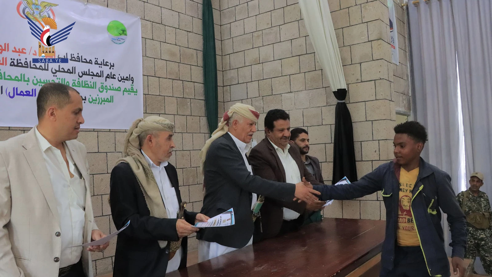 تكريم عمال النظافة في إب بمناسبة عيد العمال العالمي