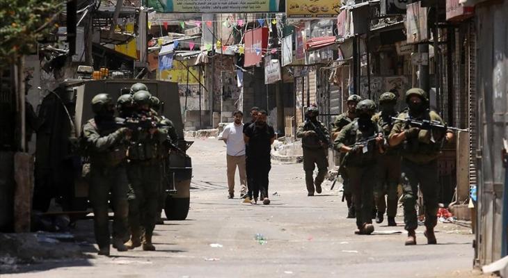 قوات العدو الإسرائيلي تعتقل عددًا من الفلسطينيين خلال اقتحامات بالضفة الغربية