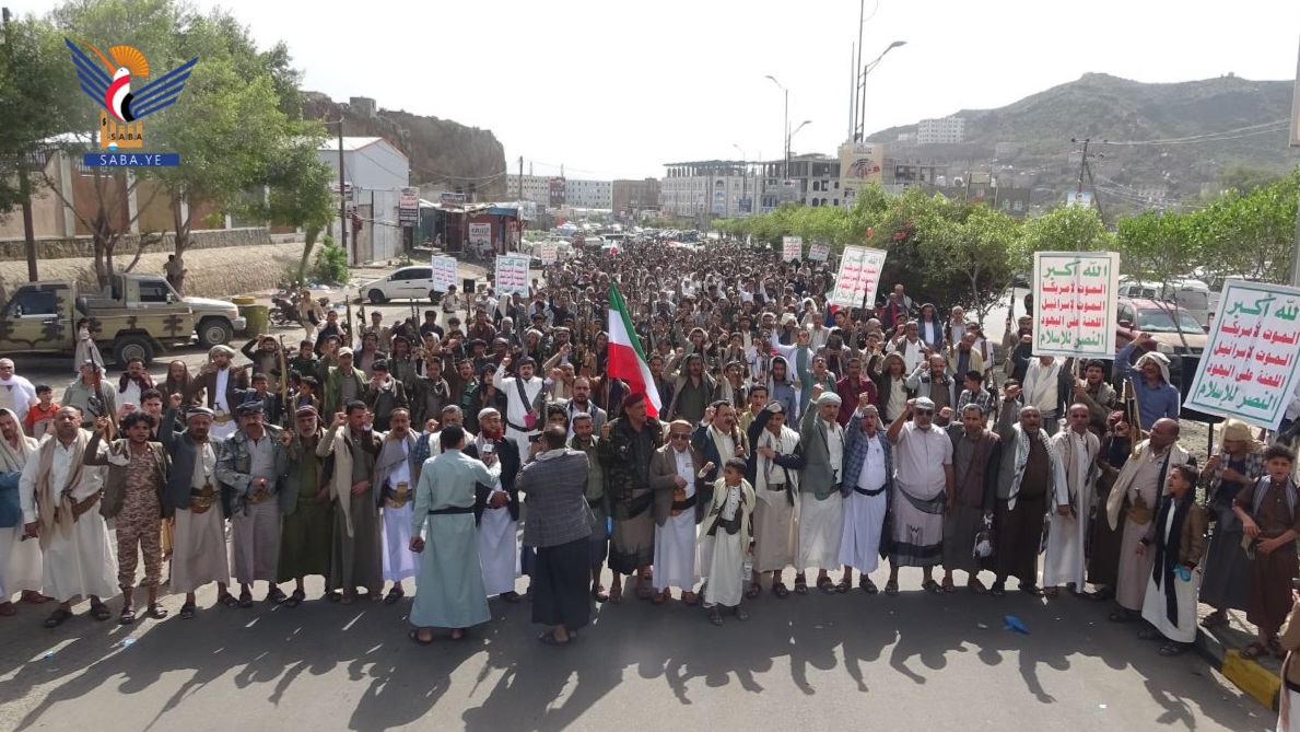 أبناء تعز يحتشدون في 98 ساحة في مسيرات "محور واحد صف واحد في مواجهة الطغيان الأمريكي الإسرائيلي"