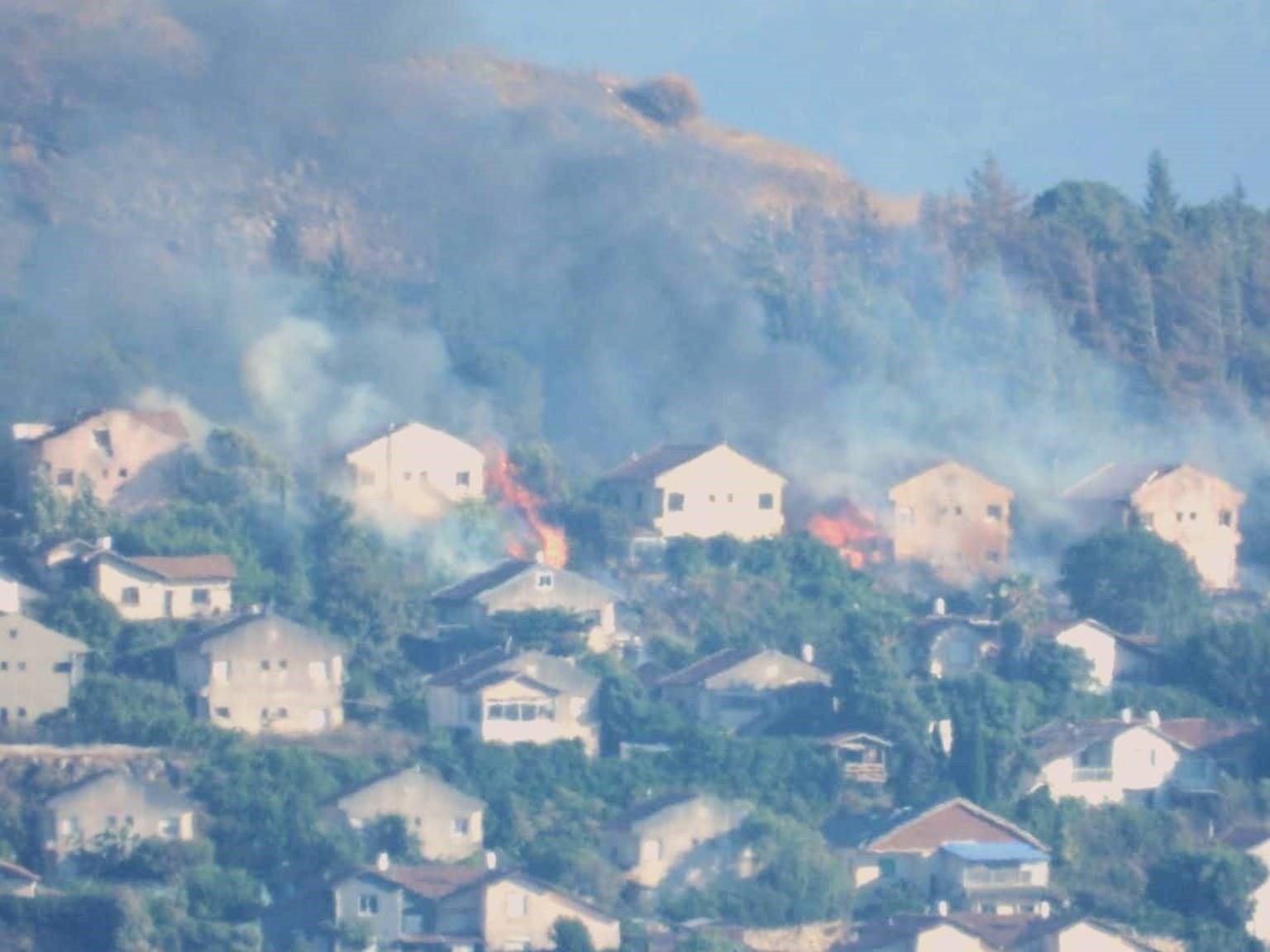 حزب الله يستهدف مبانيَ في "المطلة" تحصّن فيها جنود صهاينة والحرائق تلتهمها