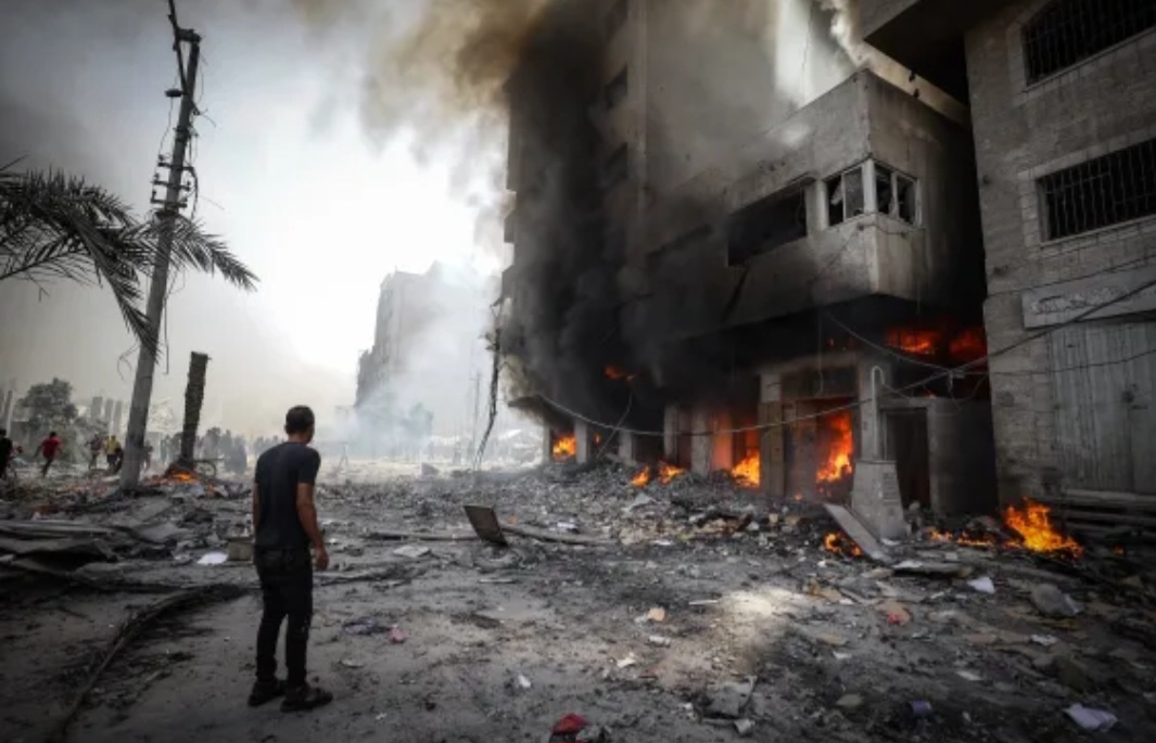 قوات العدو الإسرائيلي تشن هجمات عنيفة على مستشفيات ومناطق سكنية في غزة