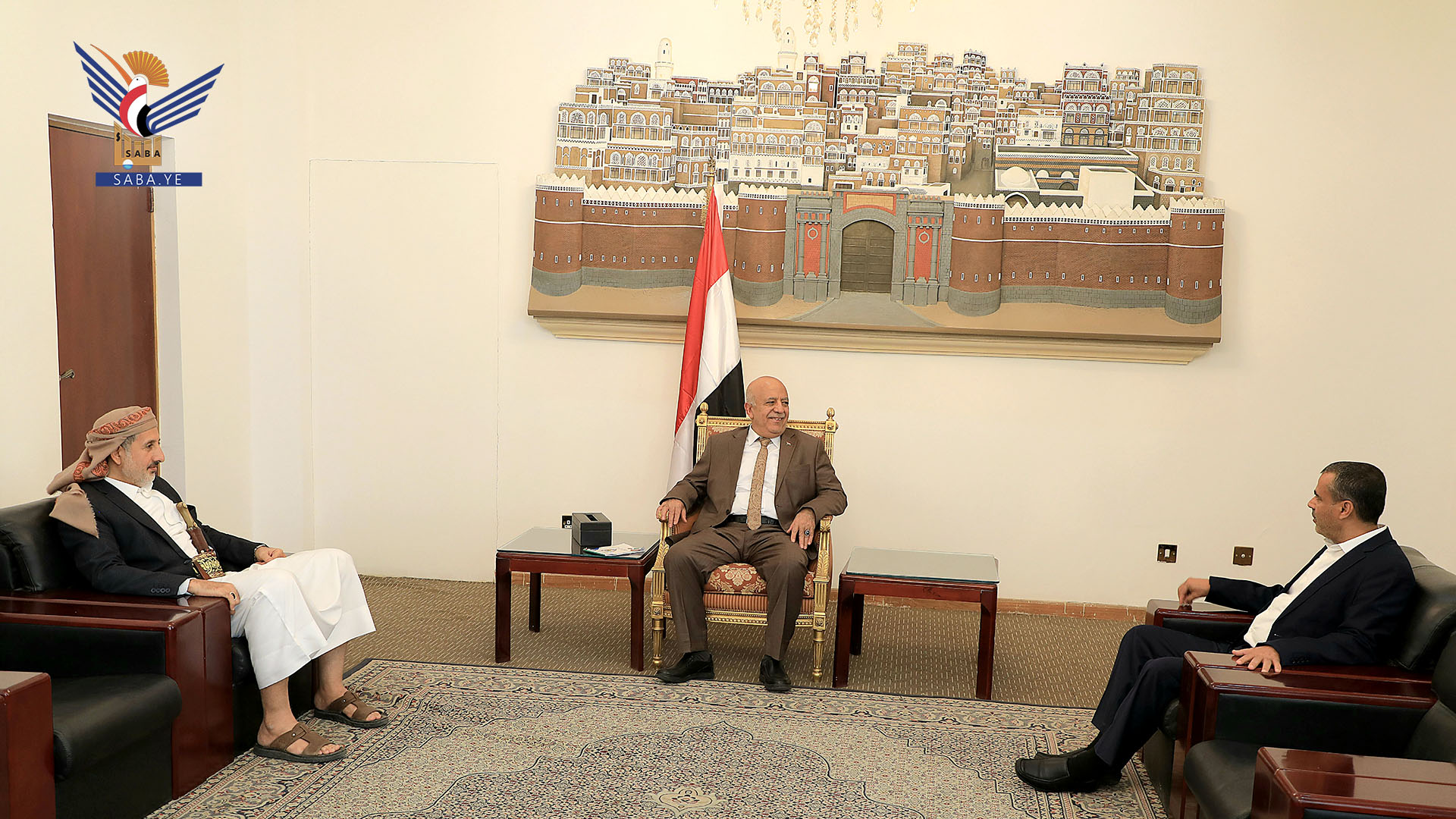 رئيس مجلس الوزراء يلتقي وزيري النفط والمعادن والكهرباء والمياه